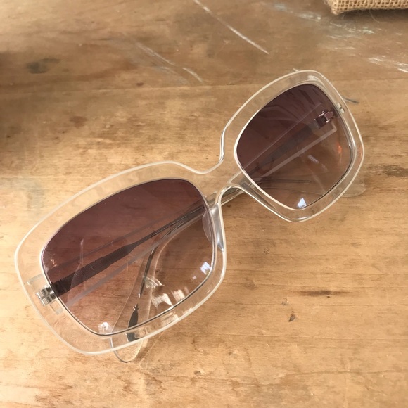 Oliver Peoples Accessories - Oliver Peoples sunglasses never been worn!!!